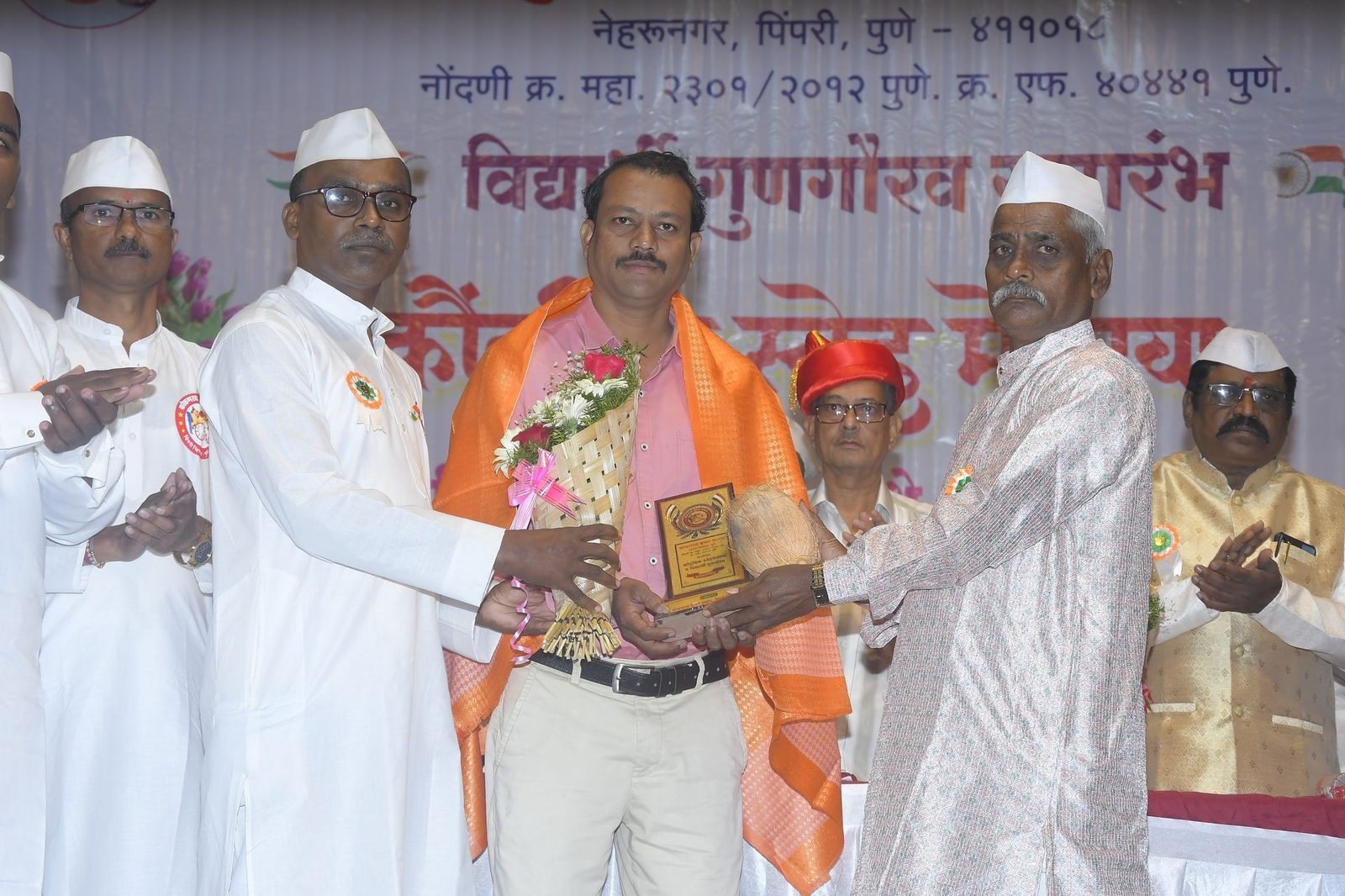 मान्यवरांचा सत्कार